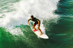 乐动平台-王者归来！莱万多夫斯基回归首秀惊艳全场，FPX观众沸腾